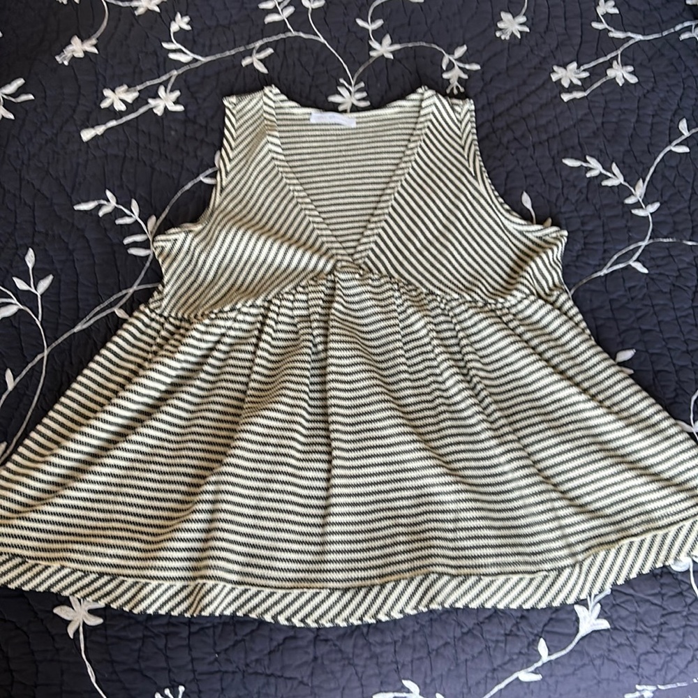 Sleeveless striped top, black and white